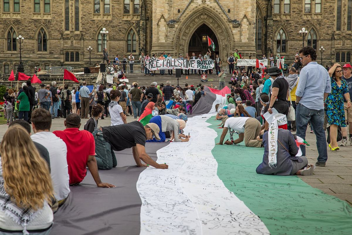 Des manifestants avec des drapeaux palestiniens en 2014