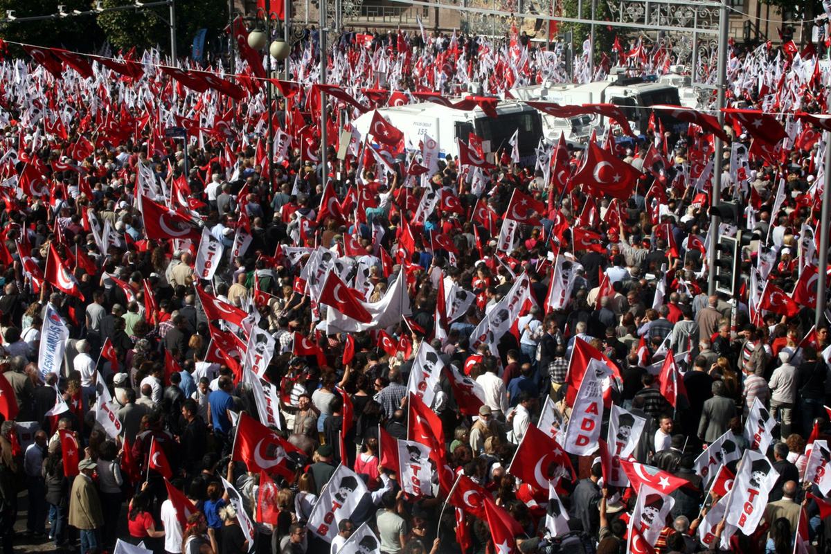 Des membres de l’Union de la jeunesse de Turquie défilant avec des drapeaux rouges