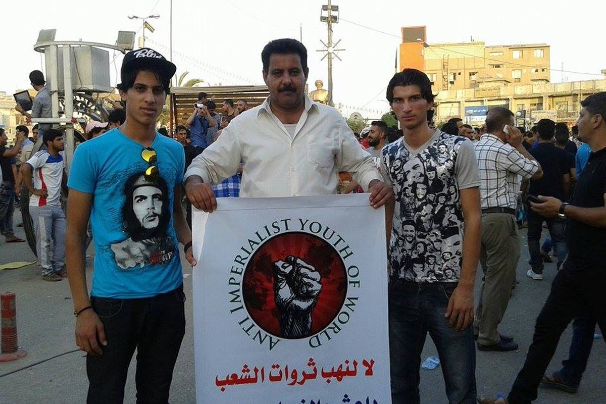 De jeunes manifestants à Bagdad tenant une banderole de WAYU