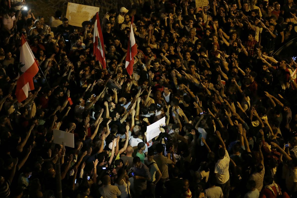 Manifestantes lotando uma praça em Beirute à noite