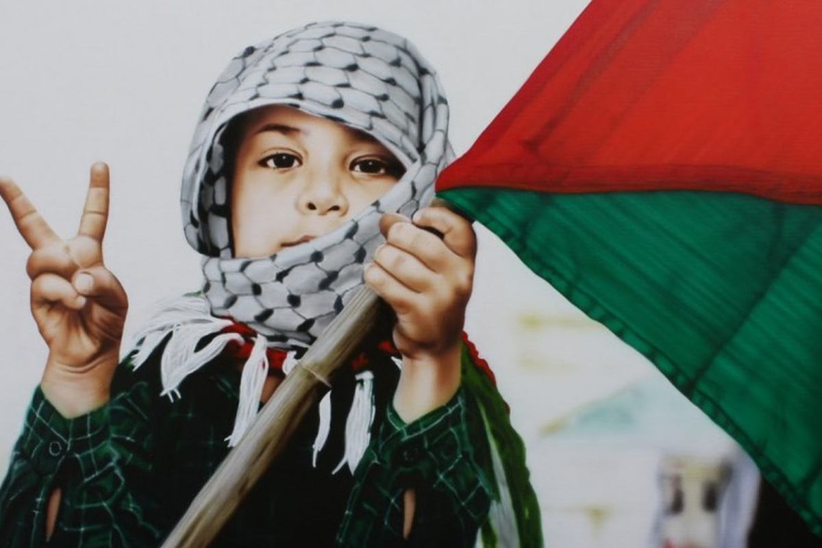 Uma criança palestina segurando a bandeira da Palestina
