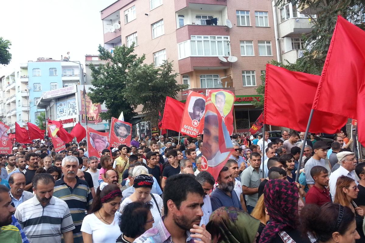 A cerimônia fúnebre das vítimas do atentado de Suruç, 2015