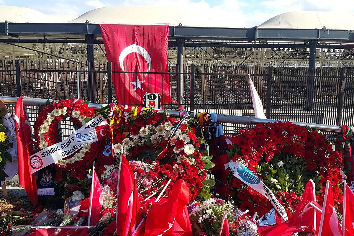 O memorial após os atentados em Beşiktaş, Istambul, dezembro de 2016