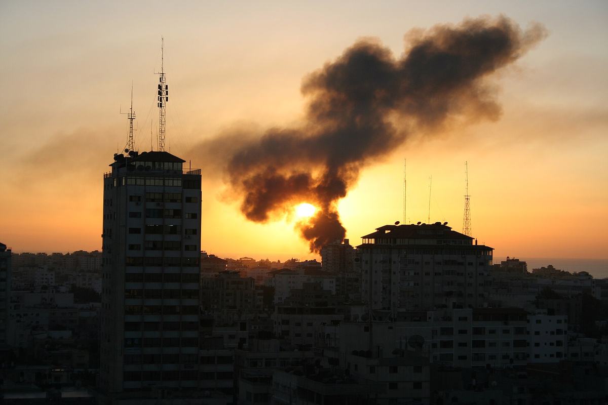 Fumaça subindo sobre Gaza após bombardeio israelense