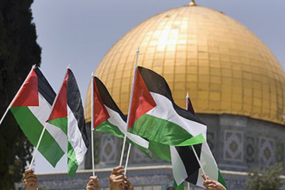 Bandeiras palestinas diante do Domo da Rocha, em Al-Aqsa