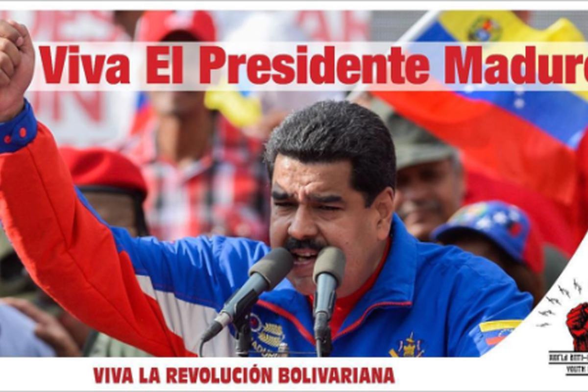 O presidente Nicolás Maduro erguendo o punho em um comício