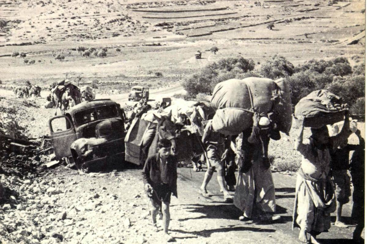 Refugiados palestinos deixando suas casas em 1948