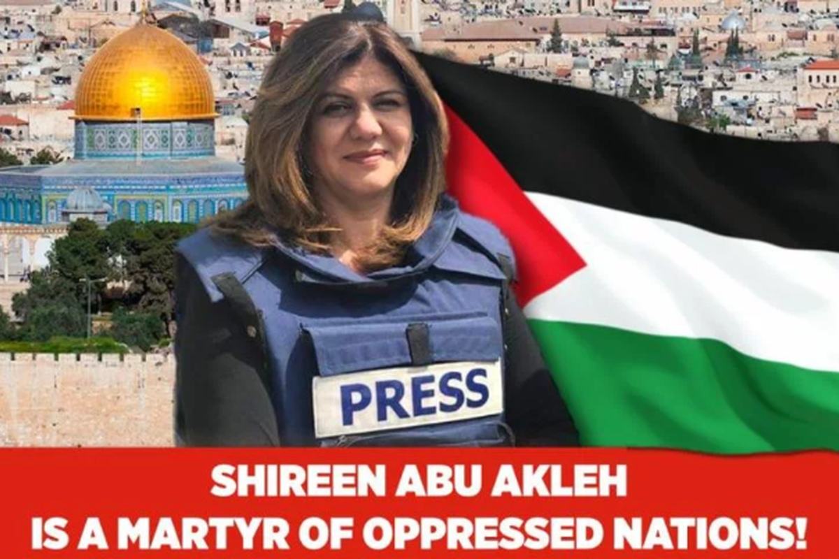 Shireen Abu Akleh com colete de imprensa diante de Jerusalém