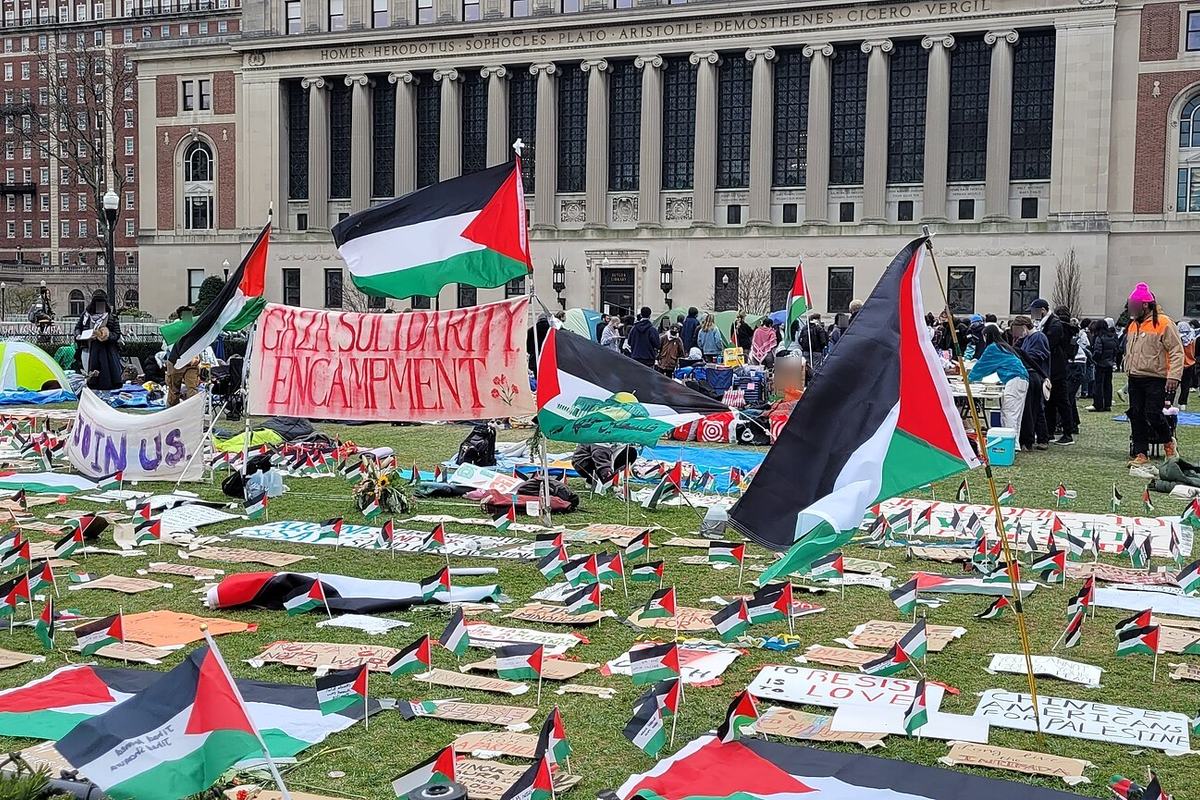 أعلام فلسطينية في مخيم التضامن مع غزة في جامعة كولومبيا، 2024