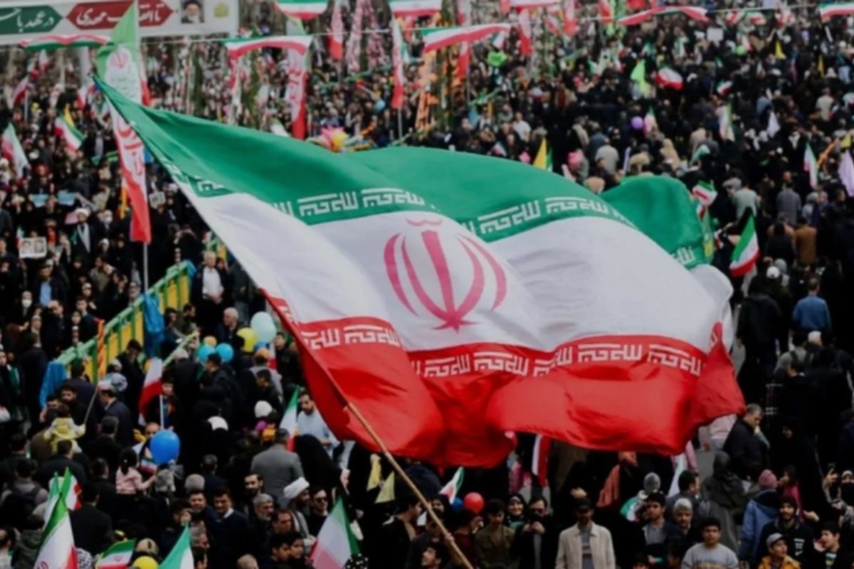 Iranianos marchando com bandeiras nacionais
