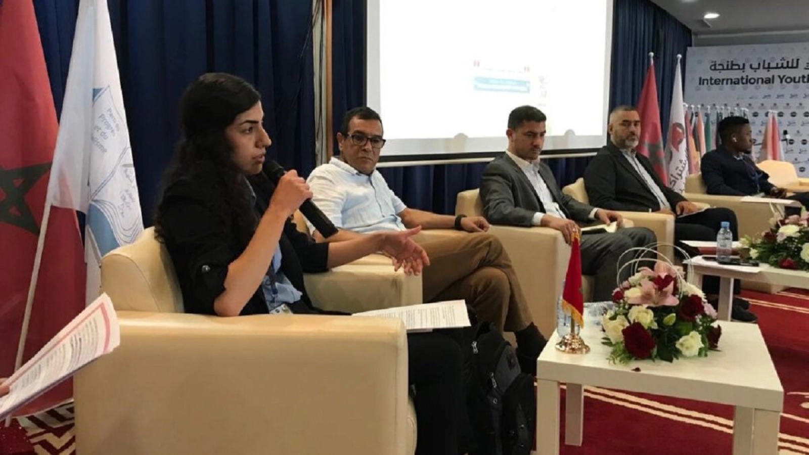 Dilek Çınar interviniendo en una mesa redonda del foro