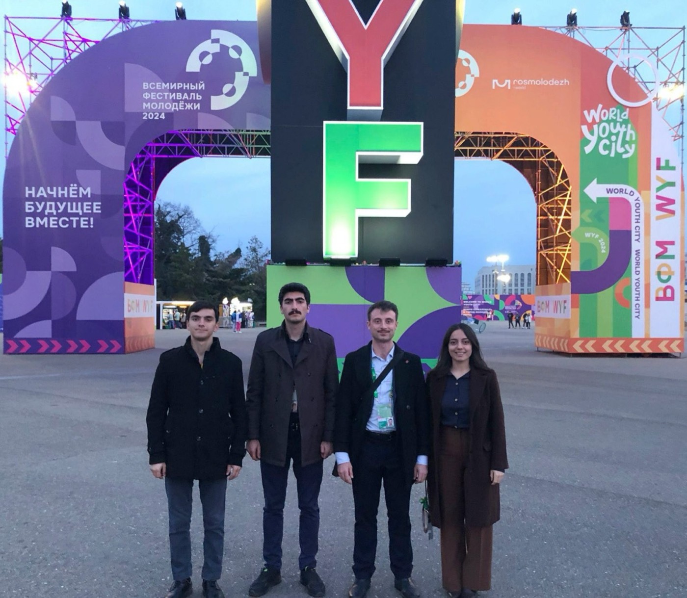 Delegados de WAYU a la entrada del festival